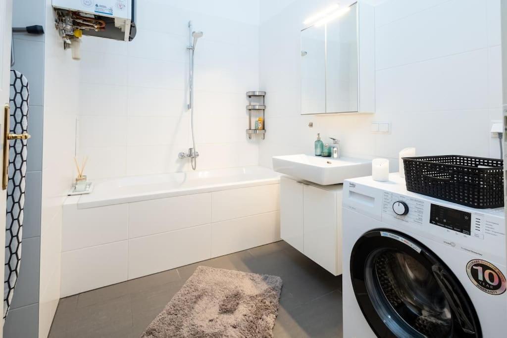 Orestaliving - Spacious 2Br On The Danube Canal Wien Eksteriør billede